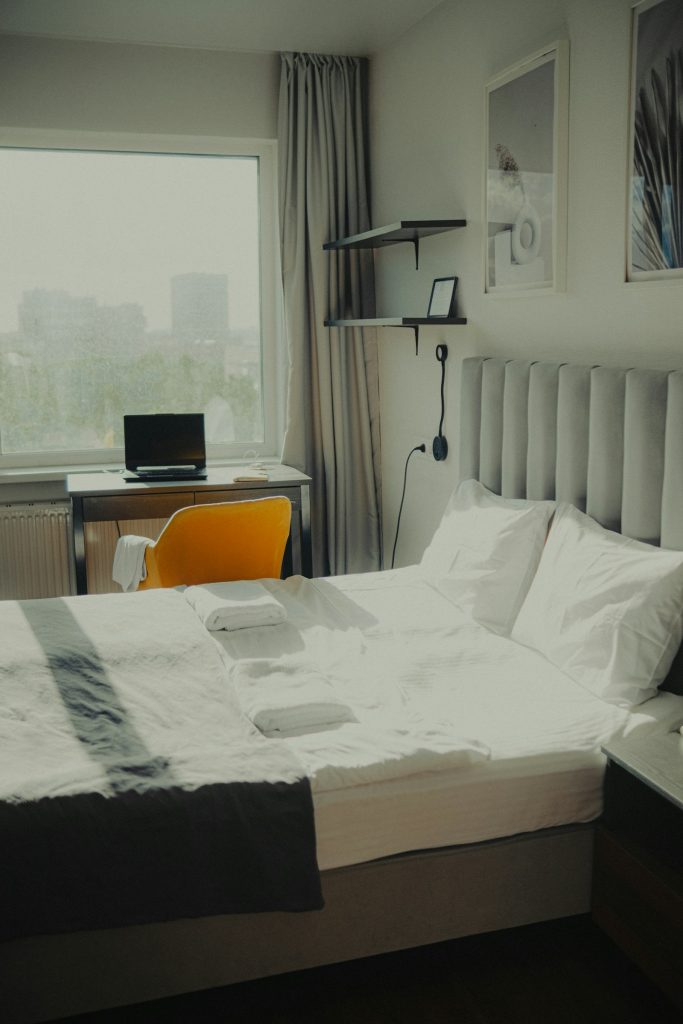 Habitación de estudiante con escritorio y portátil