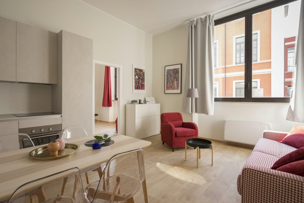 Salón y cocina compartidos de un piso de estudiantes